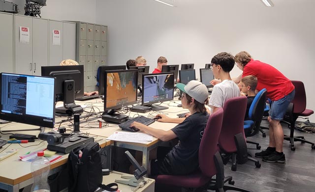 Die Kinder und Jugendlichen beim Programmieren für Minecraft. Foto: zVg