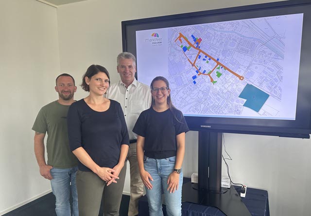 Die OK-Mitglieder Remo Wieser, Céline Siegrist, Präsident Dani Suter und Anina Saxpräsentierten einen ersten Plan der «Festmeile» in Frick entlang von Hauptstrasse und Geissgasse mit dem Parkplatzangebot (ob dem Dorf in Blau). Foto: Sonja Fasler 