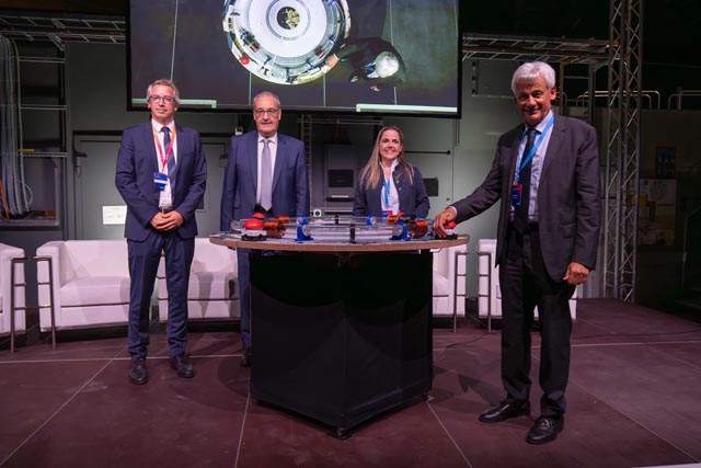 PSI-Direktor Christian Rüegg, Bundesrat Guy Parmelin, Aargauer Regierungsrätin Martina Bircher sowie Projektleiter SLS 2.0 Hans Braun (von links nach rechts) bei der Eröffnungszeremonie der Synchrotron Lichtquelle Schweiz SLS. Foto: © Paul Scherrer Institut PSI/Mahir Dzambegovic