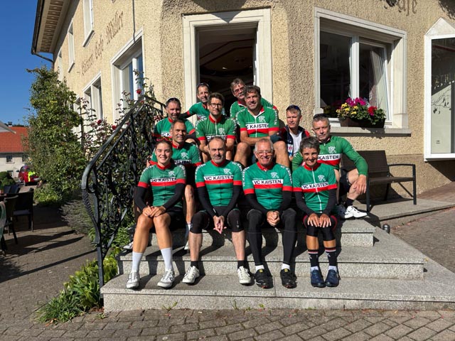 Die VCK-Fahrer in Grafenhausen beim Znünihalt. Fotos: zVg