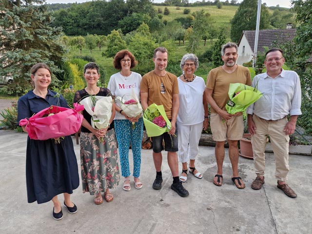 Die neue Schulleiterin, Jubilarinnen und Jubilare mit den Schul-Gemeinderäten (von links): Christina Lobsiger neue Schulleiterin von Wölflinswil, Corinne Tögel, Fränzi Kasper, Stefan Stillhart, Brigitte Sattler, Thomas Walde, Jürg Renold. Foto: zVg