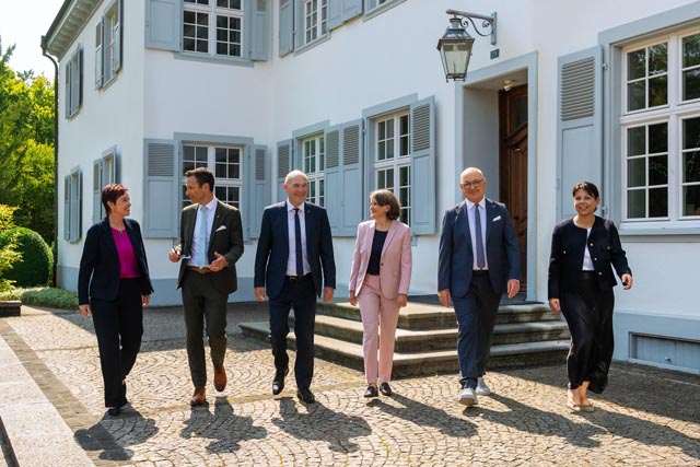 Von links: Regierungsrätin Monica Gschwind, Vize-Regierungspräsident Thomi Jourdan, Regierungspräsident Dr. Anton Lauber, Regierungsrätin Kathrin Schweizer, Regierungsrat Isaac Reber, Landschreiberin Elisabeth Heer Dietrich. Foto: Marcel Sokoll, Caroline Krajcir