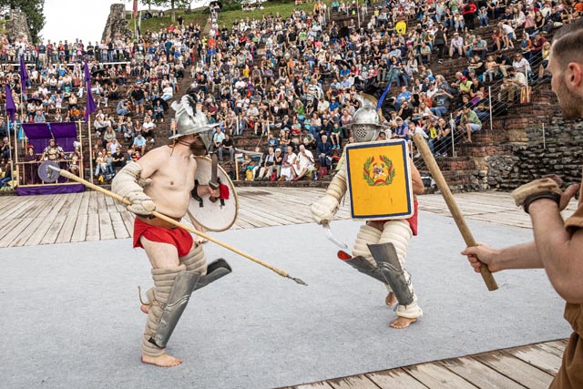 Die Gladiatoren kämpfen am Spektakel im Theater in der Arena. Foto: © Augusta Raurica