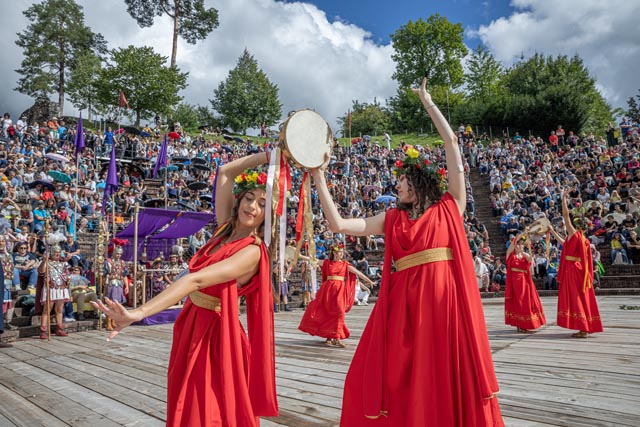 Tanzaufführung im vollbesetzten Theater. Foto: © Augusta Raurica