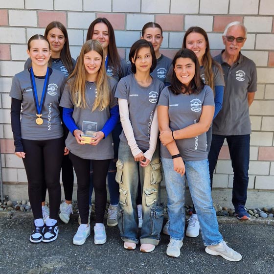 Von links: Anja Erdin, Sina Kramer, Aline Kuhn, Nina Staudacher, Jessica Oeschger, Selina Erdin, Emily Keller, Fiona Kitanovic und Robert Keller. Foto: ye