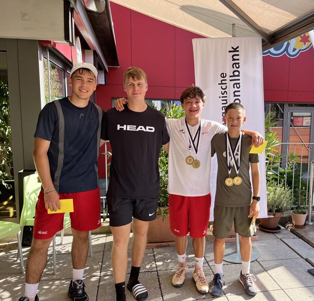 Leon Furrer und Simon Bringold gratulieren Diego Von der Weid und Silas Tran (von links) zum Aargauer Meister 2025 in der Doppelkonkurrenz 18&amp;U. Foto: zVg