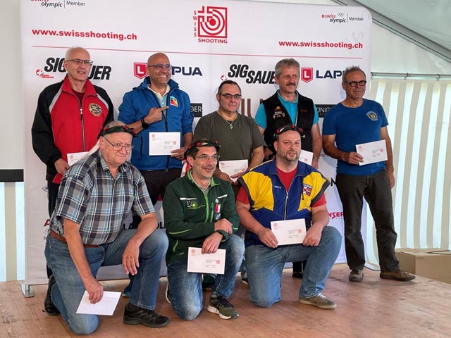 Podest Gewehr 300m Elite (vorne Mitte): Sieger Claude Chenaux ausgezeichnet mit dem goldenen Kopfkranz. Foto: zVg