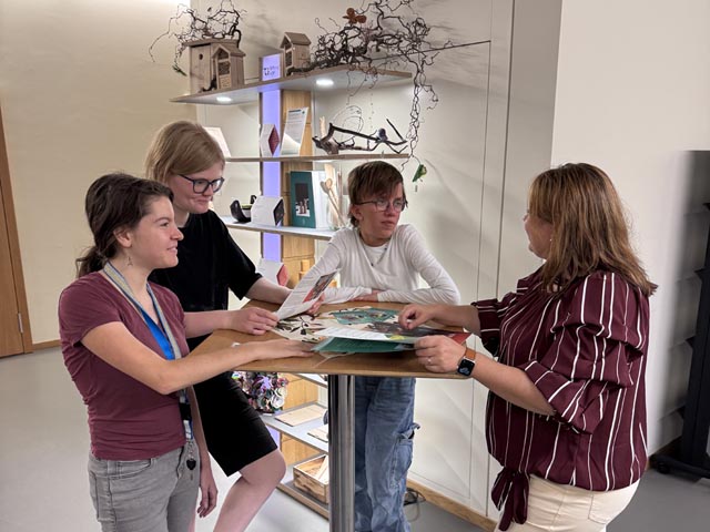 Lernende im Austausch mit ihrem Jobcoach. Foto: zVg