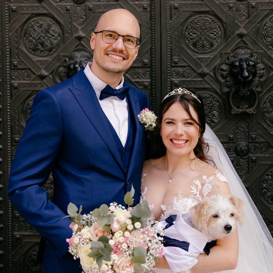 Pfarrerin Irina Schweighoffer-van Bürck mit Ehemann Martin Schweighoffer und Hund Cookie. Foto: zVg