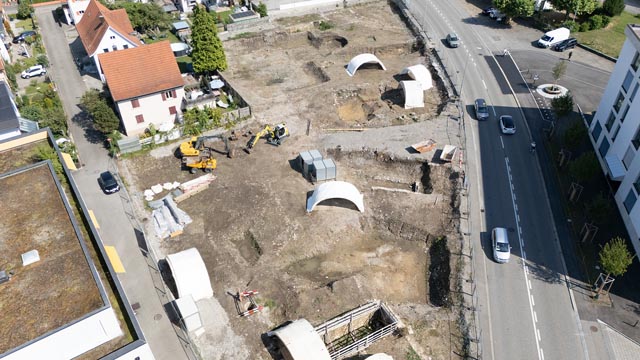 Die Ausgrabungsfläche Ende August 2025. Die Hartbeläge sind entfernt und der Perimeter vorbereitet für die Rettungsgrabung. Foto: Kantonsarchäologie, © Kanton Aargau