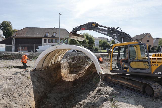 Installation der Grabungsinfrastruktur mit grossen Bogenzelten. Foto: Kantonsarchäologie, © Kanton Aargau