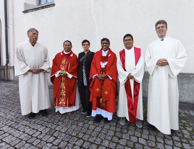 Von links: Seelsorger Michael Lepke, Priester Stefanus Wolo Itu, Angelau Capaul, Präsidentin Kirchenpflege Eiken-Stein, Bischof Paulus, Pater Albert und Seelsorger Berthold Kessler. Foto: Mike Sawlewicz