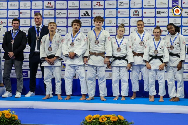 Von links: Dominique Hischier, Flavio Orlik, Stevan Maitin, Thien Oulevey, Lorenzo Enz, Eileen Probst, Tessa Ebona, Mirja Pollheimer, April Fohouo. Foto: zVg