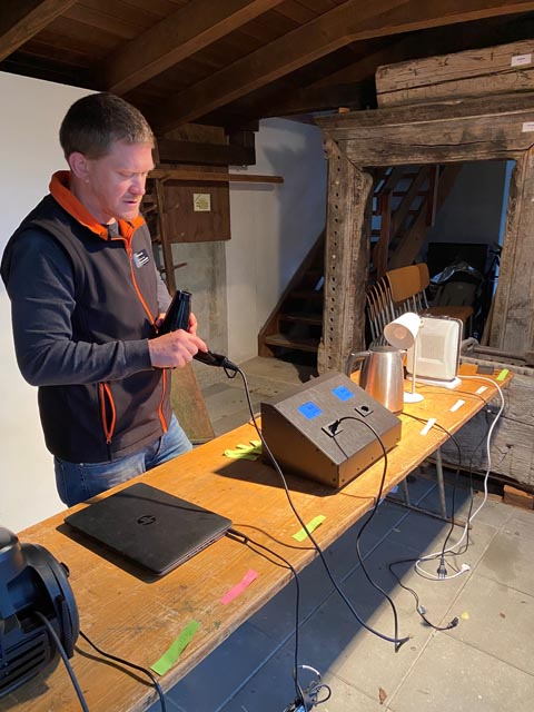 An der Station von Markus Amrein, energieberatungAARGAU, konnten die Jugendlichen den Stromverbrauch von Elektrogeräten messen. © Jurapark Aargau