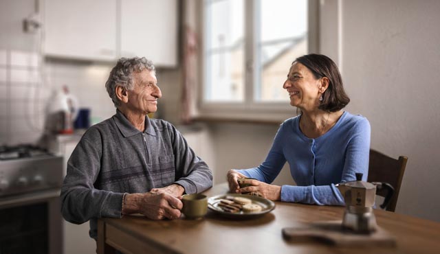 Mit niederschwelligen Angeboten wie Haushalts- und Besuchsdiensten unterstützt Pro Senectute Aargau ältere Menschen in ihrem Zuhause. Foto: Pro Senectute