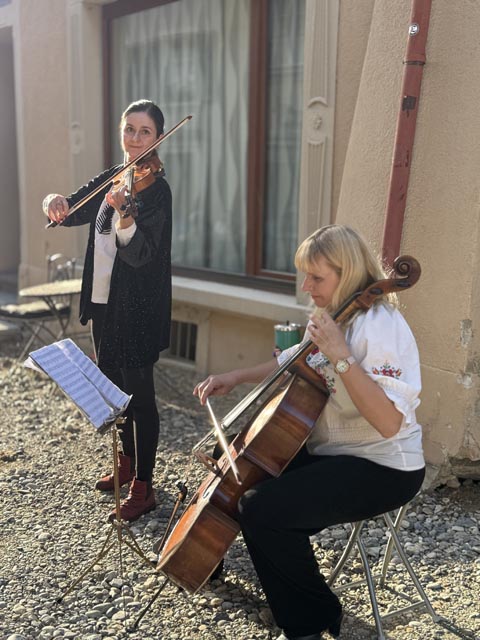 Die ukrainischen Künstlerinnen Lyubov Holovata und Oksana Potapova, bereicherten die Darbietung der Integrationsfachstelle. Foto: zVg