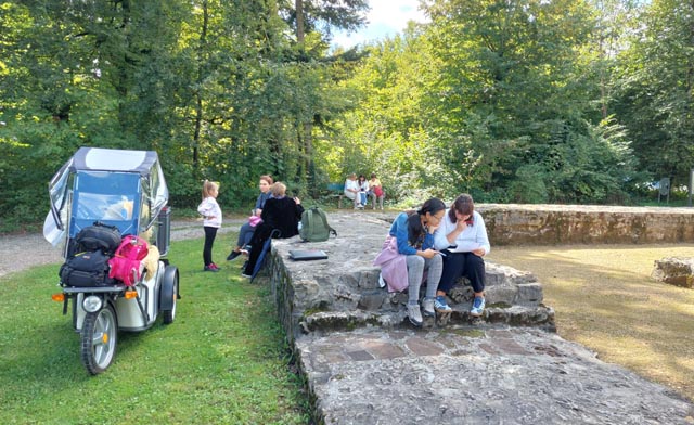 Kleingruppenarbeit auf römischen Mauern. Foto: zVg