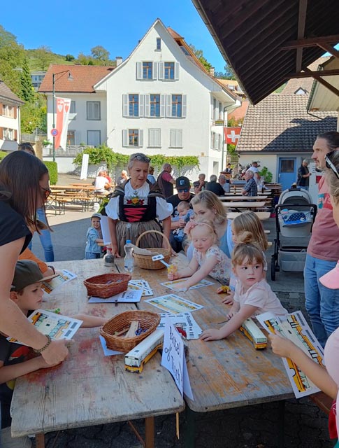 Kinder konnten ihr eigenes Postauto basteln. Foto: Stephan Schöttli