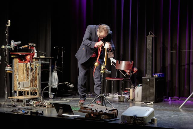 Stefan Heuss inmitten seiner "Erfindungen"