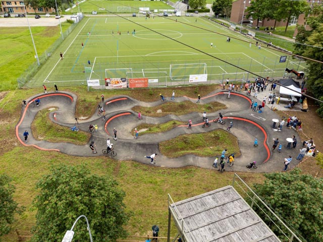 Beim Pumptrack auf der Sportanlage Ebnet in Frick gibt es eine Reparatursäule. Foto: TCS Sektion Aargau