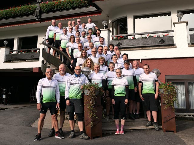 Gruppenbild vor dem Hotel Waldsägmühle im Zinsbachtal. Foto: zVg