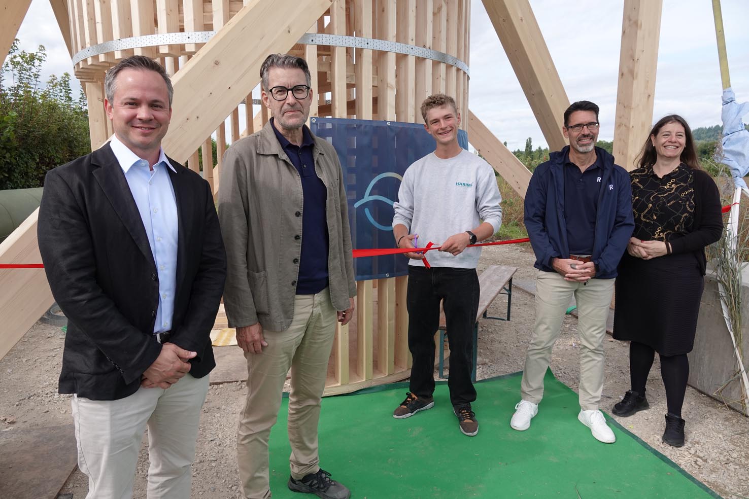 ertreter von Sponsoren an der Einweihung der Aussichtsplattform (von links): Andreas Glück (Kuratle), Jürgen Felber (Häring), Lernender Kai Lüdi (Häring), Thomas Waldmeier (Raiffeisen Frick-Mettauertal) und Cassandra Burri (Naturenergie). Foto: Peter Schütz