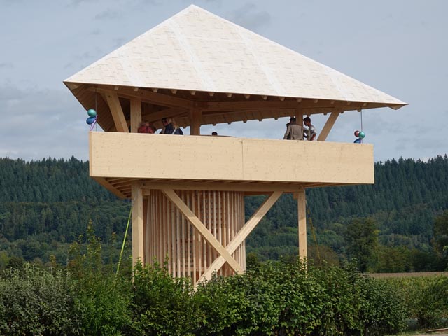 Die Aussichtsplattform zwischen Sisseln und Stein steht eine Woche. Foto: Peter Schütz