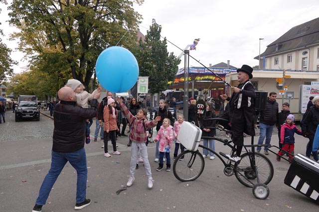 Otto il Bassotto kommt wieder mit seiner Strassenshow an die hela. Foto: Peter Schütz