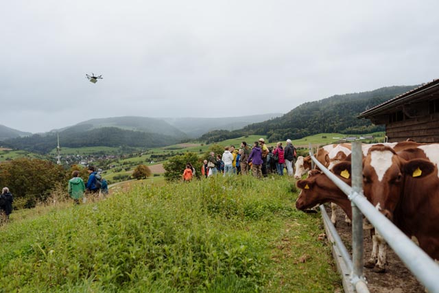 Mit einem neu entwickelten Sensor an einer Drohne misst das WSL Start-up Terra Rad den Wassergehalt in der obersten Bodenschicht auf der Keyline-Fläche.
