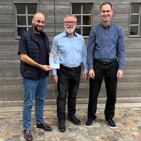 Die Stadtratskandidaten John Warpelin (Mitte) und Christian Winter (rechts) zusammen mit Grossrat Daniele Mezzi vor der kultSCHÜÜR in Laufenburg. Foto: zVg