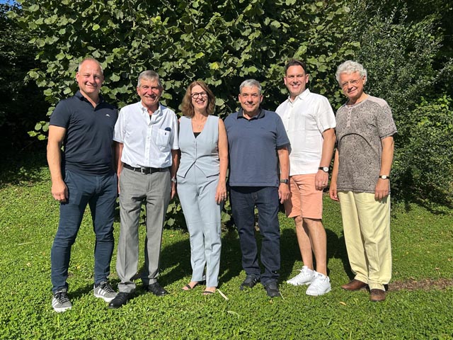 Der Gemeinderat von Olsberg in der Zusammensetzung der nächsten Amtspertiode (von links): Gemeinderat Michael Marugg, Gemeindeammann Karl Bürgi, Gemeindeschreiberin Christine Leuenberger, Vizeammann Walter Eitner, Gemeinderat Simon Mühlegg und Gemeinderat Dieter Lambertus. Foto: zVg