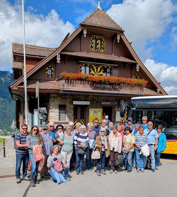 Der Kirchenchor vor der Bergstation der Treib-Seelisberg-Bahn