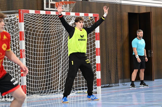 Cup: Fortitudo Gossau 2 (M1) – TV Möhlin 18:29 Robin Santeler prägt mit Paraden Cupspiel gegen Gossau  (cs) Am Samstag gewann der TV Möhlin gegen Fortitudo Gossau 2 (M1) mit 29:18 (12:10) und ist damit im Cup eine Runde weiter. Wesentlichen Anteil am Resultat in der Ostschweiz hatte Keeper Robin Santeler, welcher die Mannschaft mit seinen zahlreichen Paraden im Spiel hielt. Der Start in die Partie war durchaus hoffnungsvoll: Xavier Franceschi eröffnete als Flügelspieler das Skore und Kreisläufer Mitch Giezeman doppelte nach zum 3:1 (6.). Der dritte Möhliner Treffer, wahrlich kein Tor ab der Stange. Danach kam die Offensive, vor allem der Rückraum etwas ins Stottern und auch der Siebenmeter blieb am gegnerischen Torhüter hängen. Dafür erwischte Robin Santeler einen Sahnetag, er parierte gleich reihenweise gegen Gossau und hielt die Mannschaft damit im Spiel. Freude machte auch die Möhliner Abwehrformation, die tolle Aktionen lieferte. Aber die vergebenen Würfe und Fehlwürfe, erneut vom Siebenmeter und aus dem gebundenen Spiel, summierten sich und der Gastgeber glich aus, ging gar kurzzeitig in Führung (6:5, 18.). Mit Jan Waldmeiers Antwort verschaffte sich Möhlin kurzzeitig Luft, bloss die nächsten beiden Würfe landeten erneut bei Lino Hafner, anstatt hinter ihm. Es brauchte ein paar mutige Anläufe um vorne wieder zu punkten und das gelang bis zur Pause, Möhlin konnte mit einem Zwei-Tore-Vorsprung in die Kabine.  In der zweiten Halbzeit verfiel man in alte Muster, liess den Ball wenig laufen und nahm sich überhastete Würfe. Weil jedoch der Gegner einige technische Fehler zu viel verzeichnete, klauten die Möhliner Bälle und reagierten mit Gegenstoss-Toren. Damit wurde der Vorsprung grösser. In der 42. Minute traf Sadok Ben Romdhane zum 18:12, ehe auf beiden Seiten die Keeper ihre Tore kurzzeitig vernagelten. Robin Santeler hielt den Siebenmeter gegen Ramon Schwinn und danach belohnte sich der TVM endlich mit einem Fünf-Null-Lauf zum 23:12. Nach der Auszeit des Gastgebers brachte Zoltan Majeri auch die angereisten Nachwuchsspieler auf die Platte. Sie spielten weiter auf Tempo und antworteten mit Treffern aus dem Rückraum und vom Flügel. Nach Giezemans Treffer zum 29:17, erzielte Gossaus Fabio Steingruber noch das finale 18. Tor zum 29:18-Endstand aus Sicht der angereisten Gäste aus dem Fricktal. Mit dem Sieg in Gossau zieht Möhlin in den Cup 16-tel-Final.  Möhlin mit: Santeler (21/39, 54%) Maiorano; Ceppi (1), Veloso Ribeiro (2), Lüthy (4), Metzger (2), Ben Romdhane (3), Fässler (1), Grandi (2), Franceschi (2), Giezeman (8), Schweizer, John, Waldmeier (4). Bild: Torhüter Robin Santeler glänzte mit seinen Paraden, darunter zwei Siebenmeter.  Foto: Christine Steck