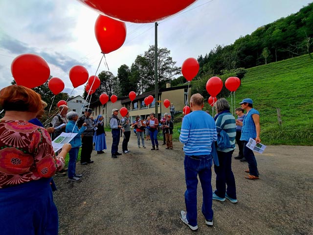 Rote Luftballons trugen die Hoffnungswünsche der Pilger in die Welt hinaus.