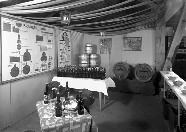 Degustationsstand des Wirtevereins an der Hela 1954 in der Stadthalle. Foto: Alfred Leoni 1954