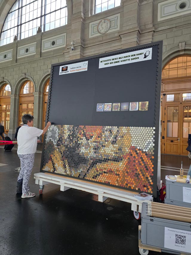 Vier Tage hatte Therese Lanter Zeit, um das Bild aus Kaffeekapseln live auf der Swiss Art Expo fertigzustellen.