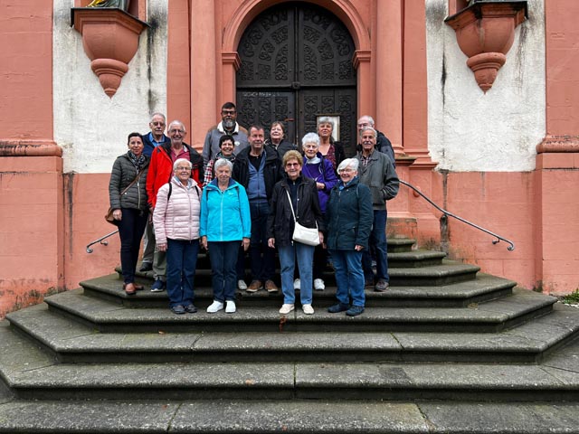 Der Kirchenchor vor dem barocken Kloster St. Trudpert im Münstertal