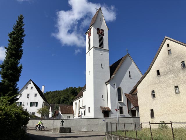 Eine Momentaufnahme mit Pfarrhaus. Foto: Ulrich Suter