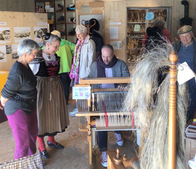 Altes Handwerk am Webstuhl im Dorfmuseum. Foto: Stephan Schöttli