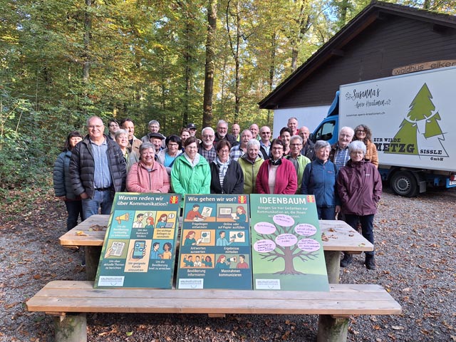 Die Teilnehmenden am Waldgeflüster, einschliesslich Gemeindeammann Stefan Grunder. Foto: Dennis Kalt