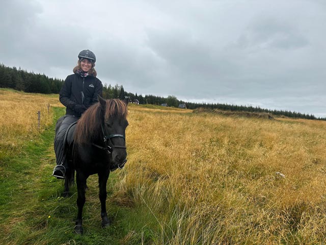 Fabienne Hüsser durfte eines der Islandpferde reiten, die auf der Hengifosslodge Einzug hielten. Foto: zVg