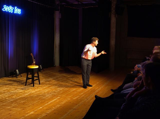 In ständigem Dialog mit dem Publikum: Dominik Muheim fesselte seine Gäste im voll besetzten SteinliChäller mit klug gewählten Worten und seiner unglaublichen Bühnenpräsenz.