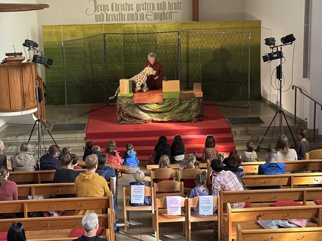 Die Kinder fieberten bei den Geschichten von Rigo und Rosa mit. Foto: zVg