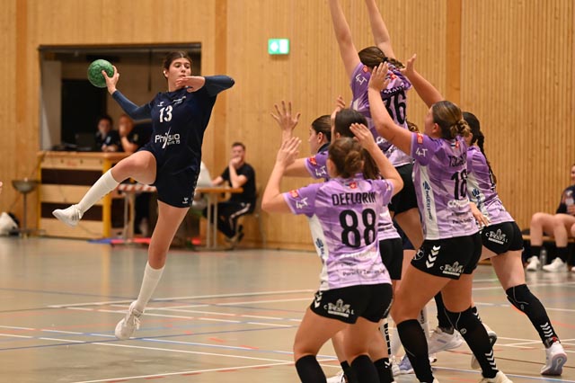 Anouk Burkhalter gegen die «fliederfarbene» Wand der LK Zug. Foto: Christine Steck