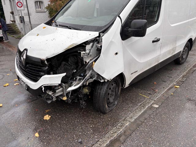 Am Lieferwagen entstand beträchtlicher Sachschaden.