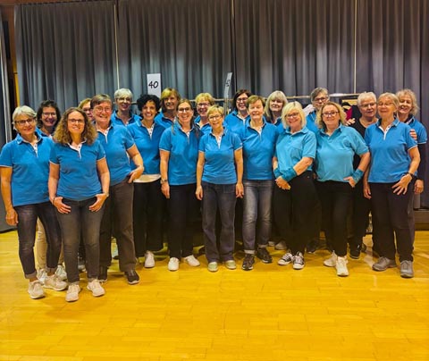 Die fleissigen Helferinnen der Frauenkleider-Tauschparty. Foto: zVg