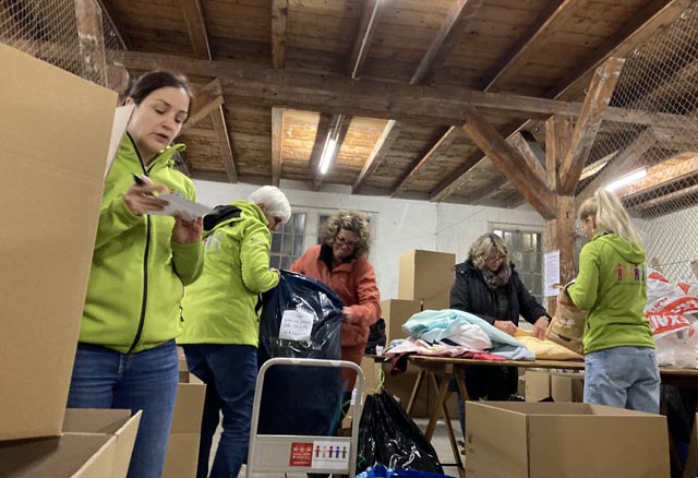 Helferinnen und Helfer sortierten das Material. Foto: zVg