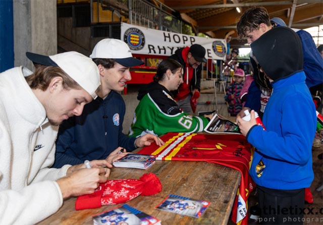Die Autogramme der Eishockeystars waren beliebt. Foto: Athletixx – Martin Reinhart Photography