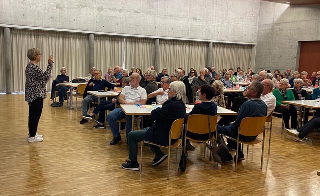 Linda Hutzler-Fumagalli führte die Teilnehmenden in eine lockere, humorvolle Atmosphäre. Foto: Richard Schmid