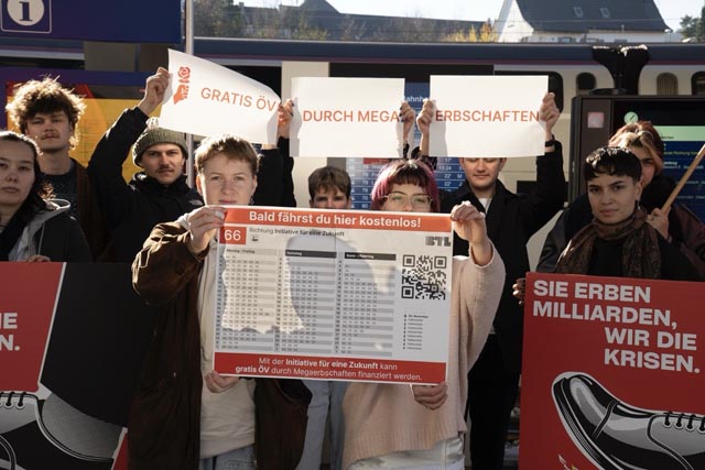 Die JUSOs Baselland wollen mit ihrer Klebeaktion der Forderung nach kostenlosem ÖV für alle Nachdruck verleihen.